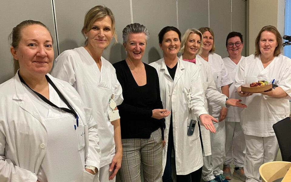 Kathe Skråmestø og kollegene på mikrobiologiavdelingen, Haukeland universitetssjukehus, vant kake i kryssordkonkurransen.