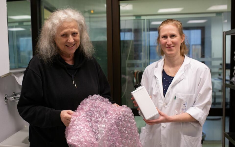 Miljørådgiver Linda Karen Eide (til venstre) leder et nasjonalt prosjekt for å få ned sykehusenes plastforbruk, samt å få opp gjenvinningsgraden. Da er det viktig at det er enkelt å kildesortere, understreker bioingeniør Ida Linde. Foto: Kristin Risa