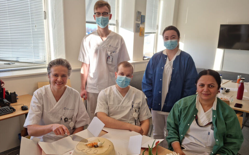 Den siste kryssordvinneren i 2021 ble Hilde Ingunn Hansen (til venstre, med kakespade). Foto: Privat