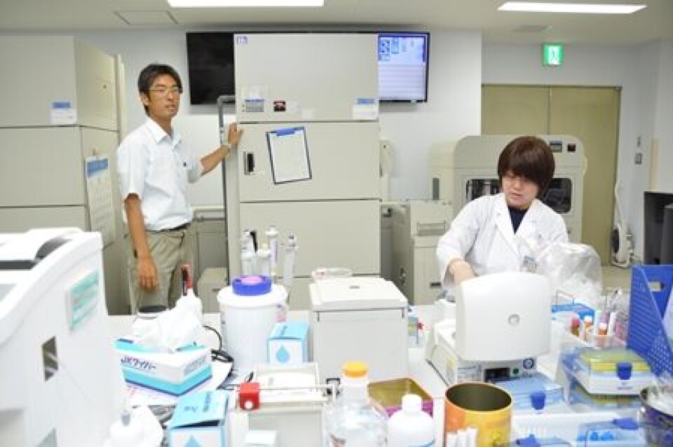 Shimpei Kasagi (til ventre) er lege og laboratoriets nestleder. Shimpei Kasagi, på laben, Kobe universitetssykehus