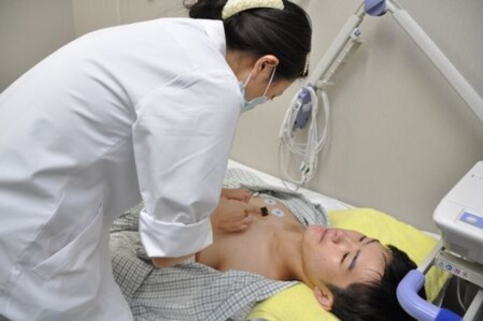 Klinisk fysiologi er bioingeniørarbeid i Japan. De gjør både EKG og et bredt spekter av andre undersøkelser. Bioingeniør undersøker pasient, Kobe universitetssykehus