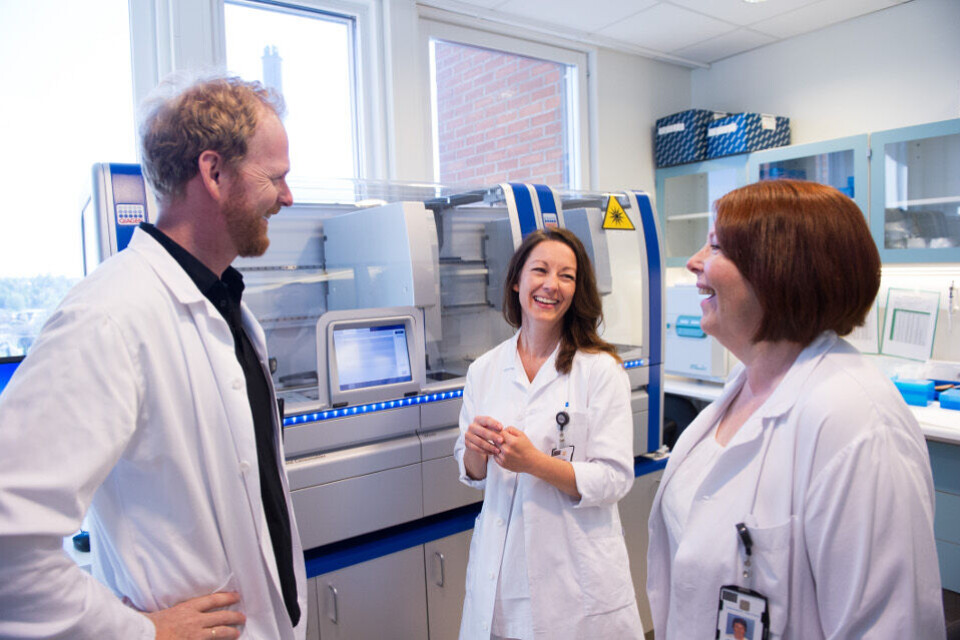 Liv Kjersti Paulsen (i midten) sammen med to kolleger som hun har jobbet tett med i prosjektene hun har ledet; avdelingsoverlege Dagfinn Skaare og bioingeniør / kompetansekoordinator Mette Lundstrøm Dahl. Foto: Tomas Moss, tomas@icu.no