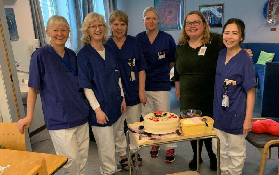 Kryssordvinnere fra Medisinsk biokjemi Ålesund, med premien: Britt Aarseth, Vibeke Brathaug, Astrid Lied, Laila Marie Haram, Marie Nora Roald og Phuong Hoai Le.