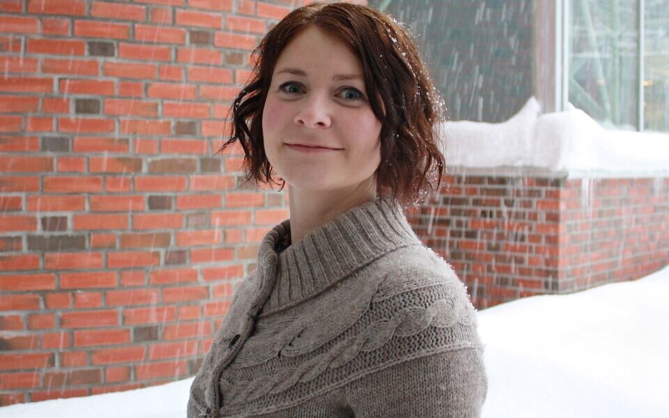 Lotte Andreassen er snart ferdig med en mastergrad om antibiotikaresistens. Fritiden tilbringes ute i nordnorsk natur. Foto: Regine Forstrønen Torsvik