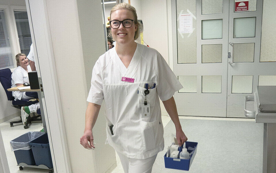 Marthe Pedersen på vei til en sykehusavdeling for å vedlikeholde, kontrollere eller hjelpe til med analyser. Foto: Grete Hansen