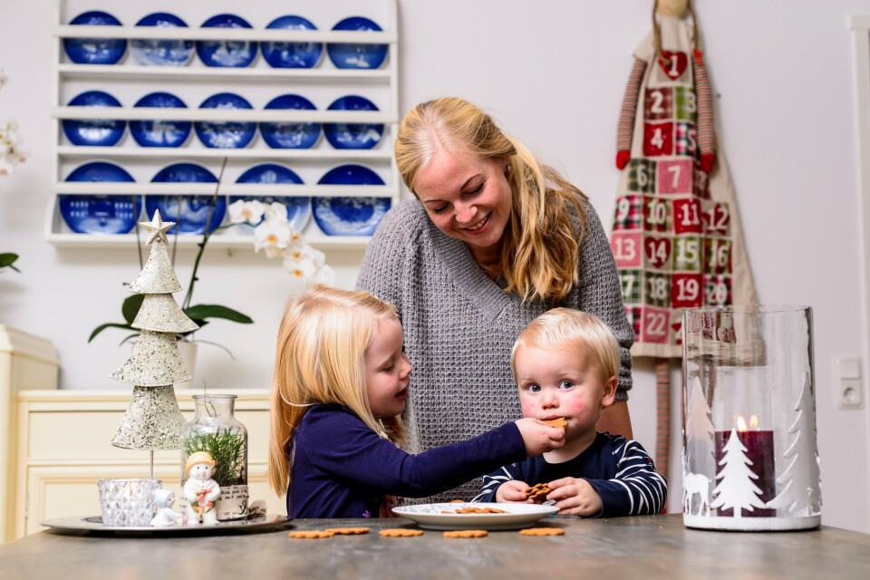 Melissa og Oliver kan trygt spise pepperkakene, selv om de er matallergikere. Mamma Tina har kjøpt en hel haug med pepperkaker som er fri for gluten, egg og melk. Julefeiring og matallergi. Foto: Tore Fjeld