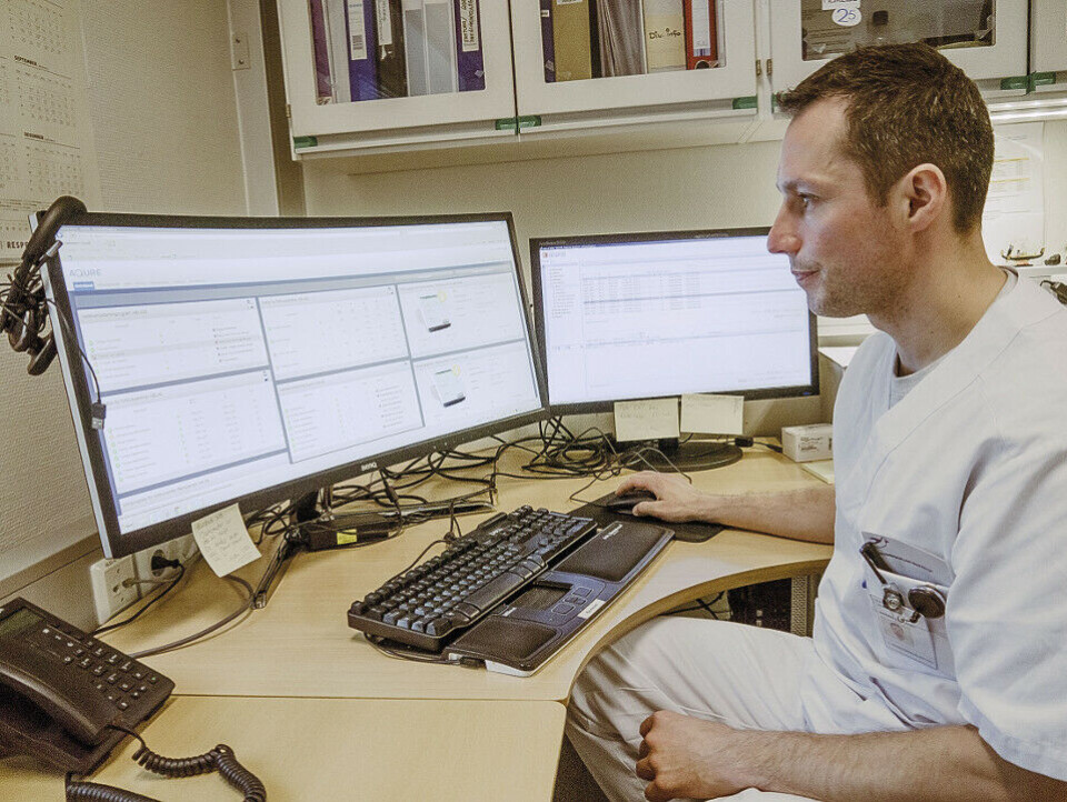 Mye av arbeidsdagen tilbringes ved skjermene. Her kan Raymond Jakobsen overvåke alle PNA-apparatene på hele UNN – og sjekke at alle brukerne har den opplæringen og kompetansen de til enhver tid skal ha. Foto: Grete Hansen