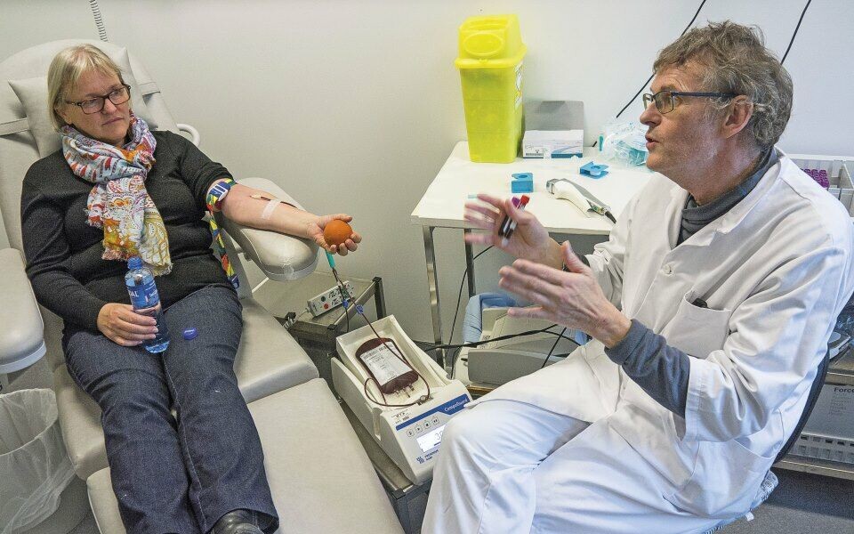 Terje Syvertsen tapper Bente annen hver måned. Han har konsultasjoner med over 300 pasienter i hele Østfold med hemokromatose og polycytemi. Foto: Grete Hansen