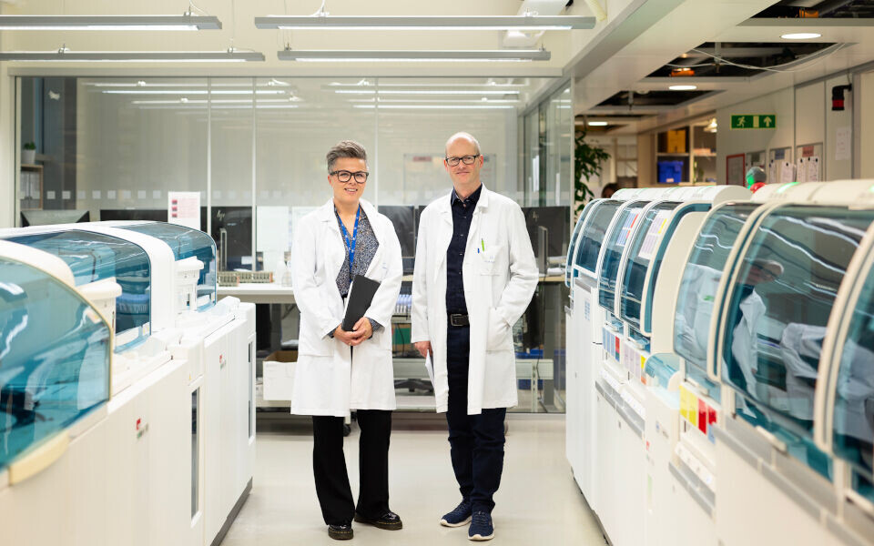 Fikk utdanningspris: Assisterende klinikkdirektør Johanne Lind Aasen og direktør Gunnar Mellgren. Foto: Katrine Sunde, Helse Bergen