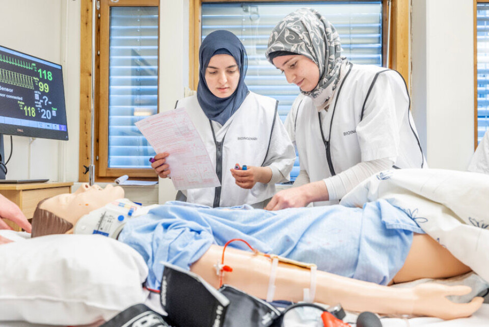 Bioingeniørstudentene Shaymaa Fayad (til venstre) og Makka Imaeva i aksjon. De har fått rekvisisjon og må fylle fem prøveglass fra «Sivert». Foto: Fredrik Naumann