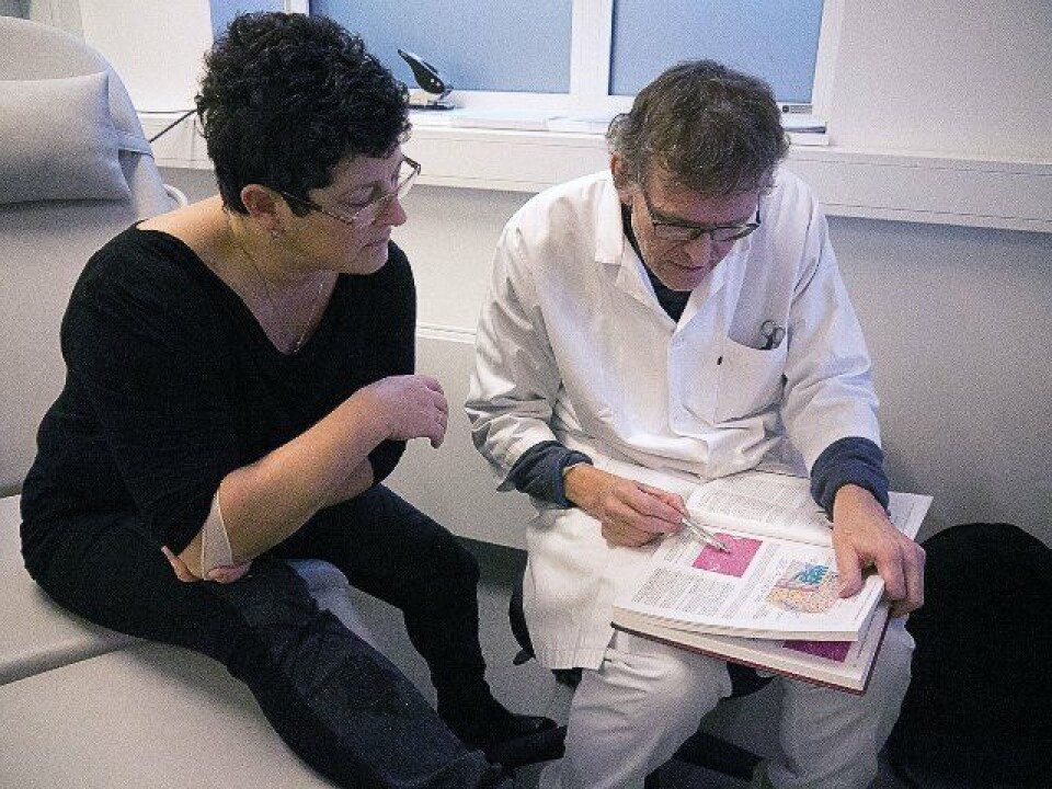 Hanna får en liten leksjon i leversykdommer og leverceller ved ulike tilstander av Syvertsen. Foto: Grete Hansen