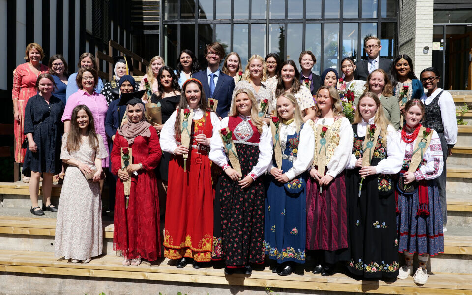Her er de nye bioingeniørene fra utdanningen i Innlandet. Bakerste rad fra venstre: Jorunn Nordlunde Bossum (lærer), Siv-Hege Vang (lærer), Else Berit Stenseth (lærer), Manal Alhemadi, Jule Kristine Teigen, Mona Samreen Pervez, Rebekka Kaald Andresen, Ingeborg Hamre, Martine Gaard Eriksen, Sheryn Metarani Putri, Vegar Ottesen (instituttleder), Danchitha Rasanathan. Midtre rad fra venstre: Hanne Greaker (lærer), Wenche Kristiansen (lærer), Zainab Haidari, Oula M. Badawi, Jonas Jarulf Tunge, Borghild Eggen, Louise Hoberg, Mahboba Alizadeh, Elisabeth Ersvær (studieprogramansvarlig), Mikal Fitsum Alem (lærer). Første rad, fra venstre: Gunn Kristin Haakonsen (lærer), Anwar Mohammad al Ali, Hedda Fjelddalen Lystad, Adine B. Ingesen, Ingvild Bernhardsen, Thea Kjendlie, Oda Normann Martinsen, Oleksandra Lykhachova. Ikke til stede da bildet ble tatt: Mija Brarud, Hedda Hernes Mollatt, Maren Grotle, Nasteexo Nur Muse. Foto: Espen Kristiansen, HINN