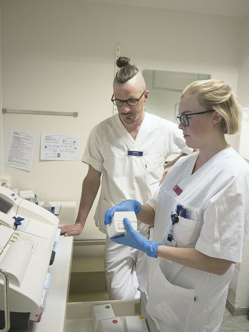 Sykepleier André følger med mens Marthe Pedersen tar seg av vedlikehold på en ABL 800. Foto: Grete Hansen
