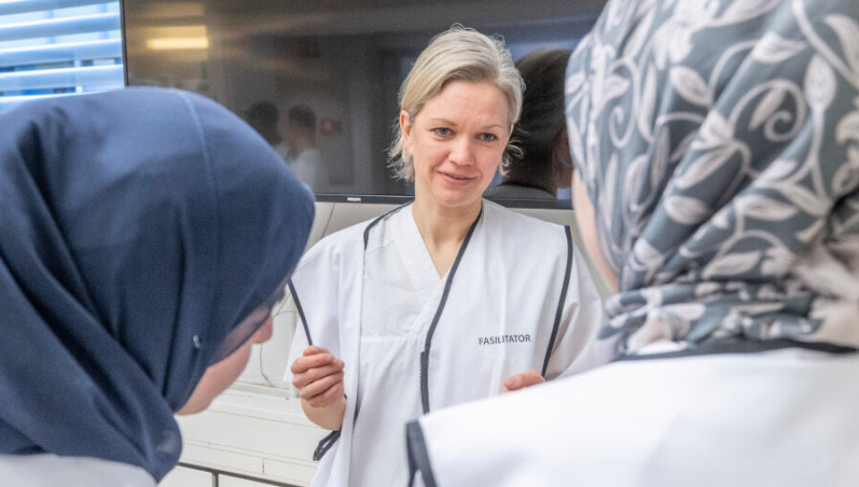 INSTRUERER: Runa Marie Grimholt, førsteamanuensis ved bioingeniørutdanningen på OsloMet, gir instrukser til bioingeniørstudentene som deltar i simuleringsøvelsen. – Gjør akkurat som dere har lært. Fyll de rørene dere skal. Ta den tiden dere trenger, sier hun. Foto: Fredrik Naumann