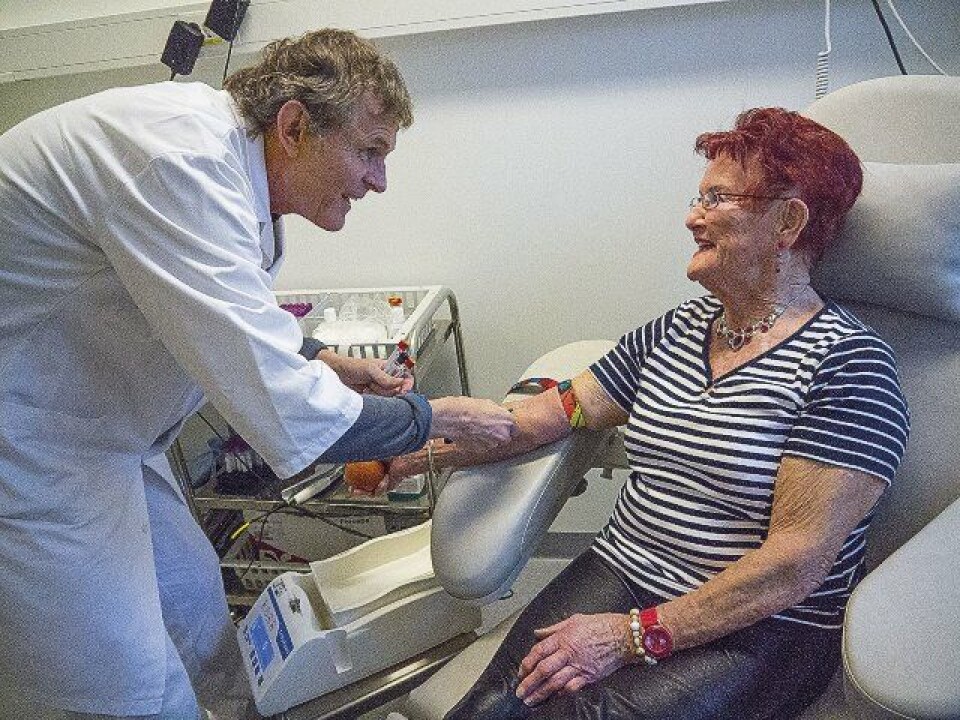 Syvertsen og Käthe kjenner hverandre fra før og har god kjemi. – Jeg kunne ikke tenke meg en jobb uten pasientkontakt, sier Syvertsen. Foto: Grete Hansen