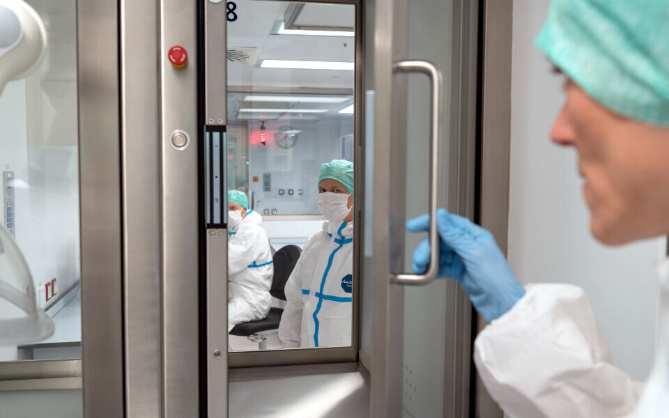 Mellom renrommene i ex vivo-laben er det egne sluser for personalet. Foto: Øystein Fykse, Helse Bergen