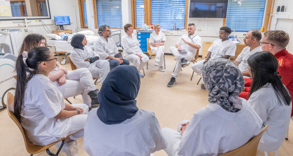 Når øvelsen er ferdig, er det tid for debrief. Studentene reflekterer rundt egen og gruppens innsats. Hvordan fungerte fordelingen av oppgaver? Var det noen som tok ledelsen? Hva gikk bra? Hva kunne blitt gjort annerledes? Hvilke erfaringer kan studentene ta med seg videre i sin kliniske praksis? Foto: Fredrik Naumann
