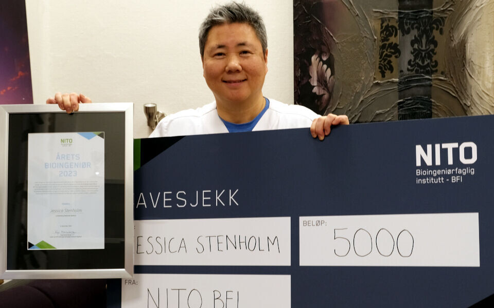Jessica Stenholm får prisen som årets bioingeniør 2023 for sitt arbeid mot diskriminering og rasisme på arbeidsplassen. Hun har holdt mange engasjerende forelesninger og bidratt til at flere bioingeniører føler seg tryggere og mer ivaretatt.