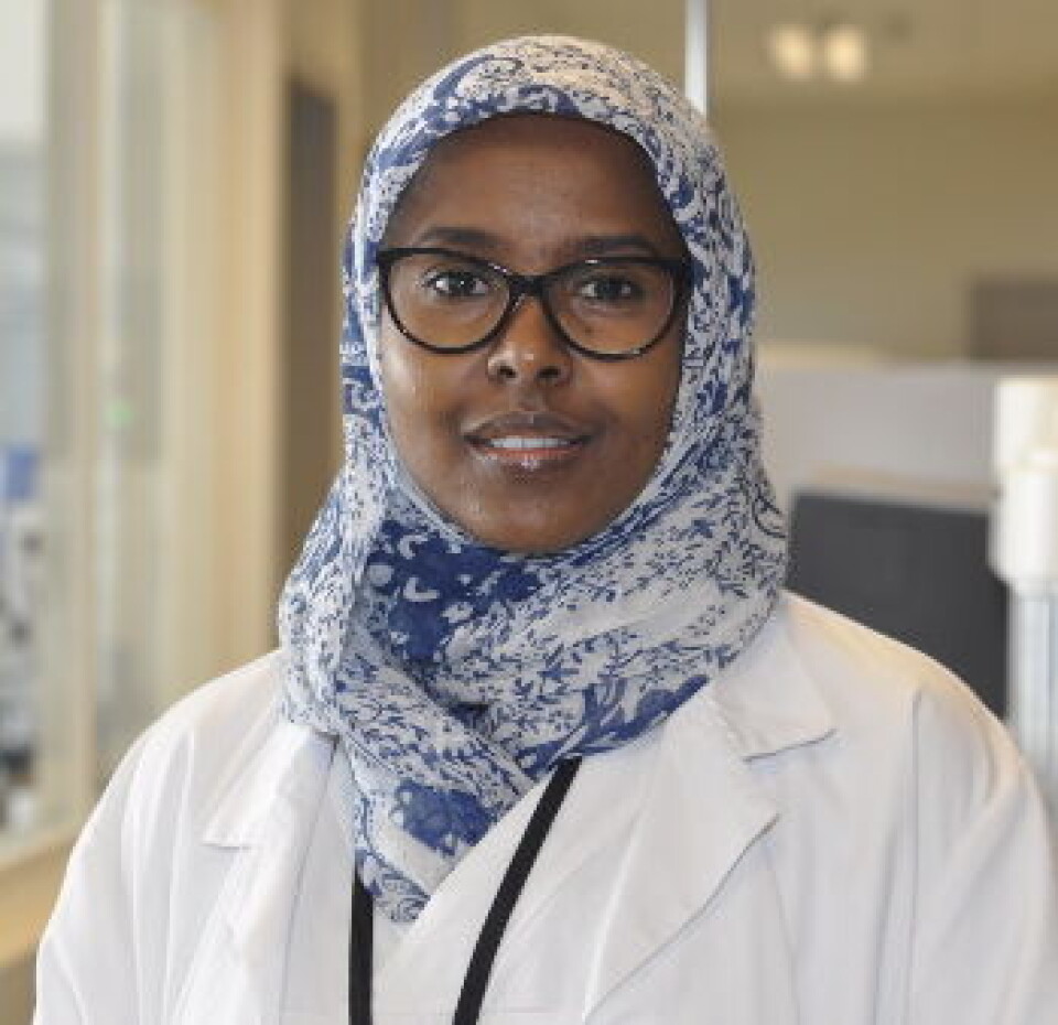 VELUTSTYRT: Hjemme har fagbioingeniør Anisa Dahir Ahmed rundt 150 ulike hijaber, som fyller tre hyller i skapet. Hun har kjøpt flere lyse hijaber som hun kun bruker på jobb. Sykehuset har egne hijaber, men Ahmed synes de er for tette og stramme. Bioingeniør med hijab