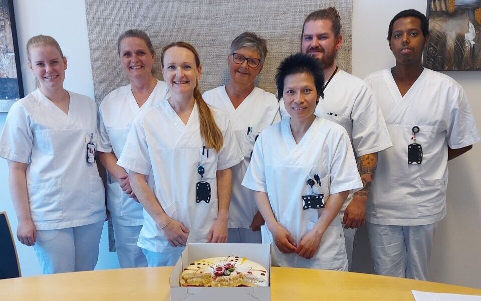 Bioingeniører på Moss sykehus vant månedens kryssordkake. Foto: Privat