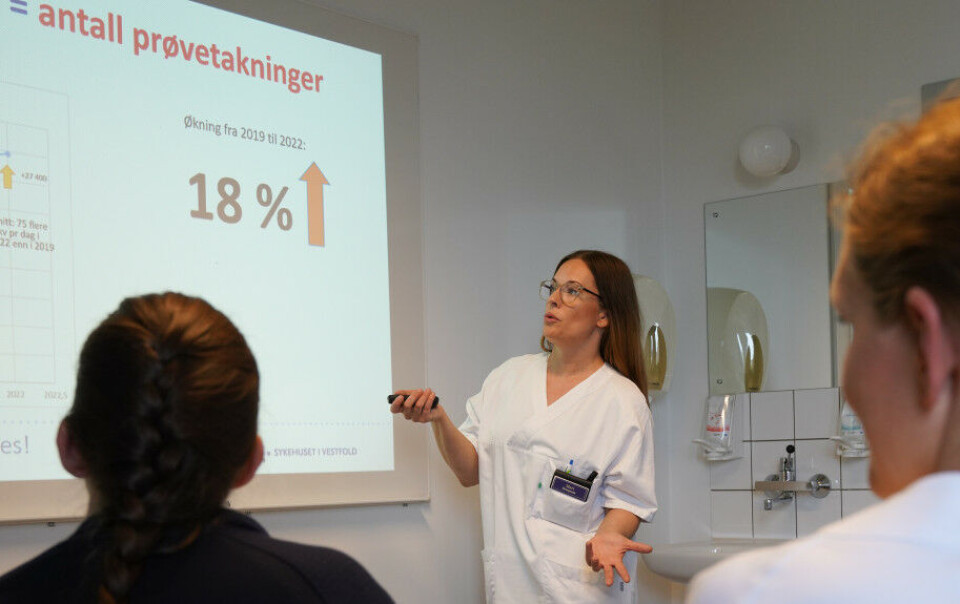 Mari Tjernsmo Melby holder mange kurs på avdelingene. Da ber hun legene og sykepleierne om å stoppe opp og sjekke tilstanden på pasienten før de rekvirerer. Foto: Tomas Moss