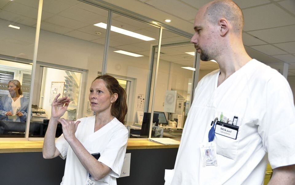 TRIAGE: Bioingeniøren i akuttmottaket skal som hovedregel gå sammen med sykepleieren som gjør triage på nyankomne pasienter. Dermed er bioingeniøren med på det første møtet med pasienten, noe både bioingeniørspesialist Guro Archer Lauritzen og sykepleier Mikael Løvbrøtte synes er nyttig. Alle foto: Svein A. Liljebakk