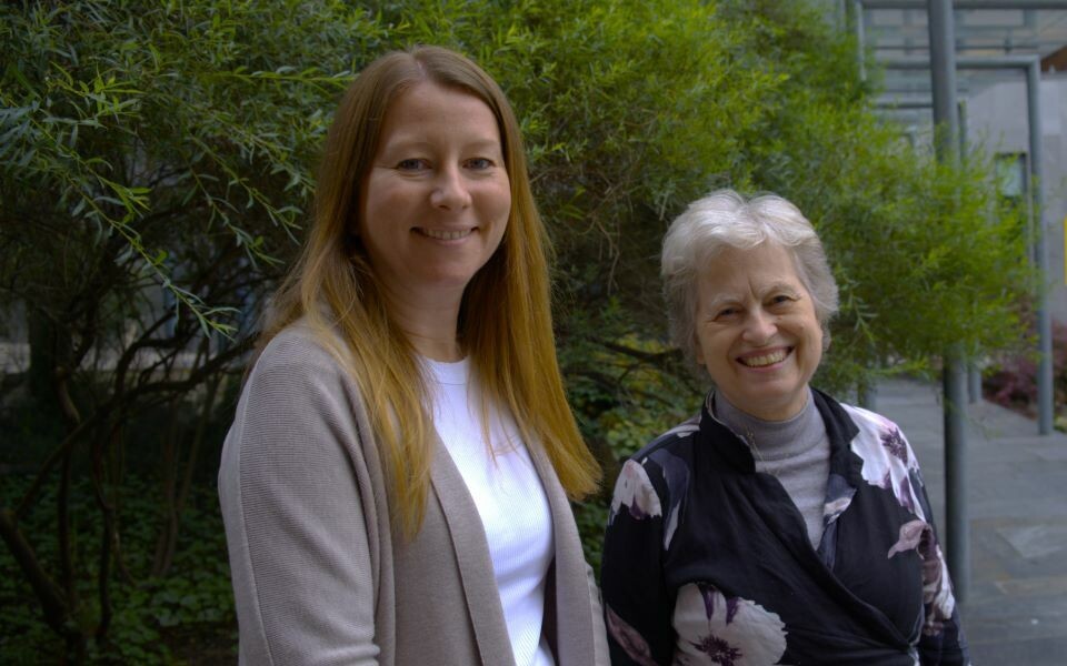 Jorunn Andersen (til venstre) og Toril Tefre ønsker seg flere studenter på enkeltemner tilhørende masterprogrammet i helse og teknologi. Foto: Heidi Strand