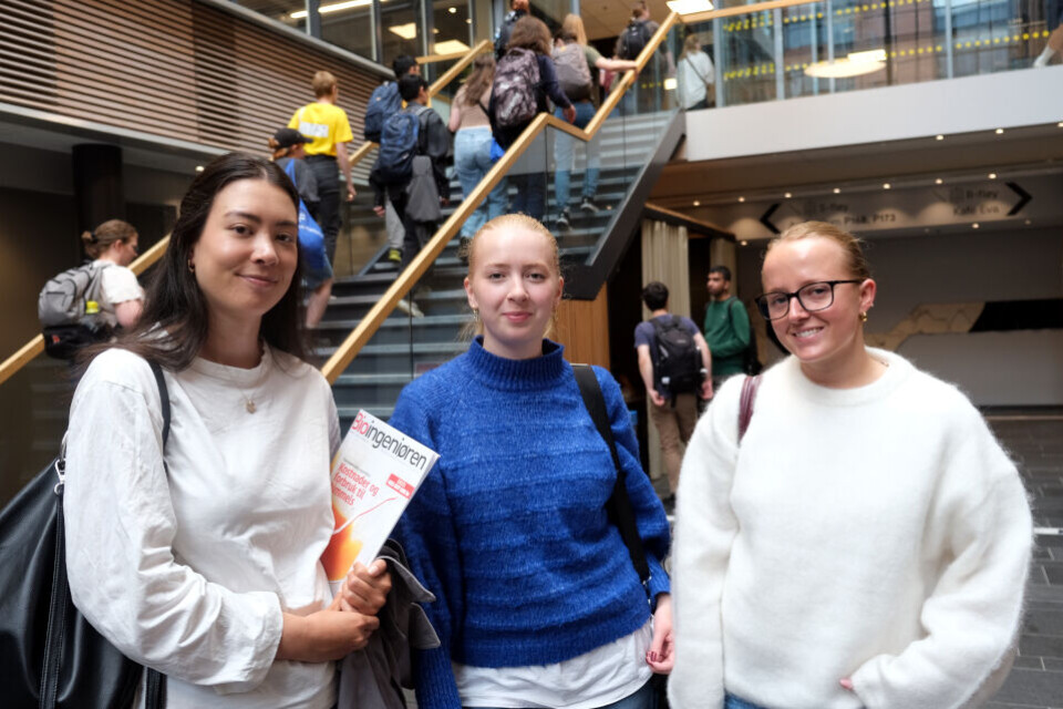 Sara Storsveen Trana (fra venstre), Emma Vist Fastvold og Ulrikke Haug er førsteårsstudenter ved bioingeniørutdanninga på OsloMet.