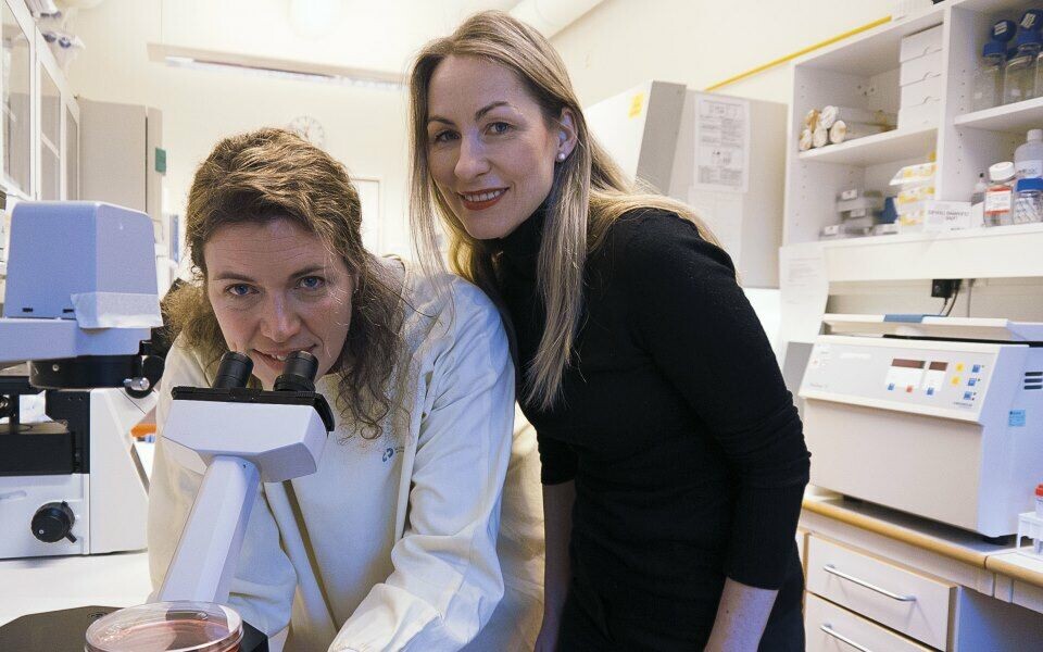 Mari Kaarbø og Elisabeth Larsen tror epigenetikk kommer til å bli enda viktigere i framtida. Foto Grete Hansen