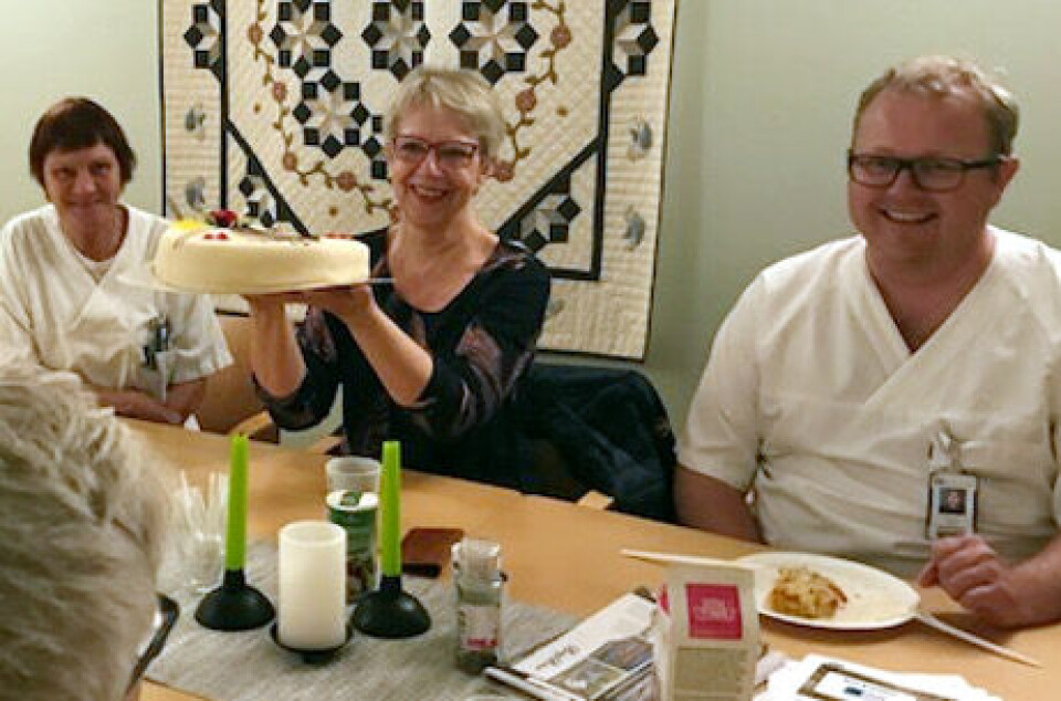 Kryssordvinner Bente Andersen deler premiekaken med kollegene. Foto: Privat Kryssordvinner Bente Andersen deler premiekaken med kollegene.