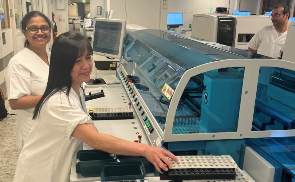I den store analysehallen på medisinsk biokjemi jobber det bare autoriserte bioingeniører. Foto: Grete Hansen