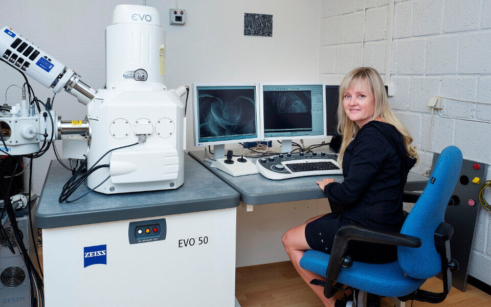 Forsker Jannicke Wiik-Nielsen fotografert ved scanning elektronmikroskopet på Imaging Centre, NMBU. Foto: Jo Straube Forsker Jannicke Wiik-Nielsen fotografert ved scanning elektronmikroskopet på Imaging Centre, NMBU. Foto: Jo Straube