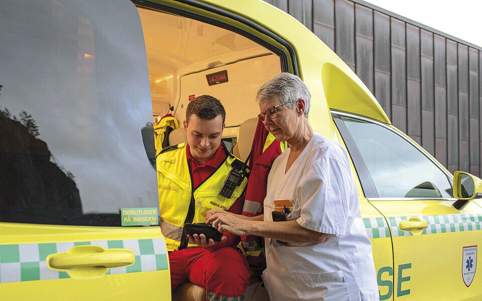 Ambulansearbeider Eirik Rønning og Kirsti Holden er enige om at glukosemåling i ambulansen fungerer greit. Foto: Christina Guldbrandsen