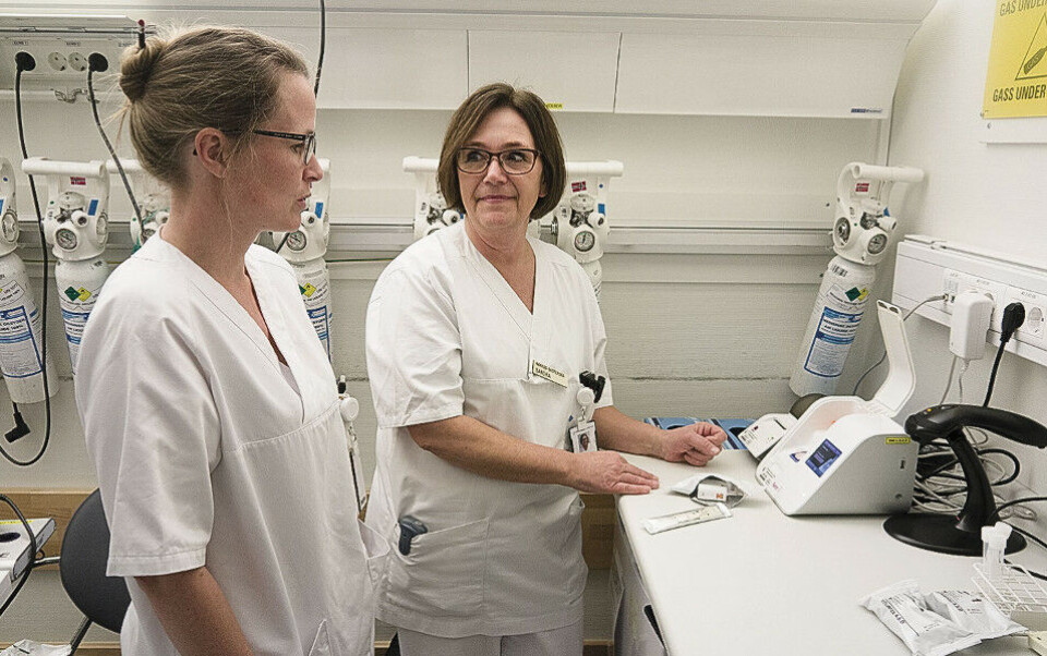 Stine Marie Brochmann og fagansvarlig sykepleier, Sandra Baldursson, tester Influensainstrumentet før sesongen setter inn for fullt. Foto: Grete Hansen
