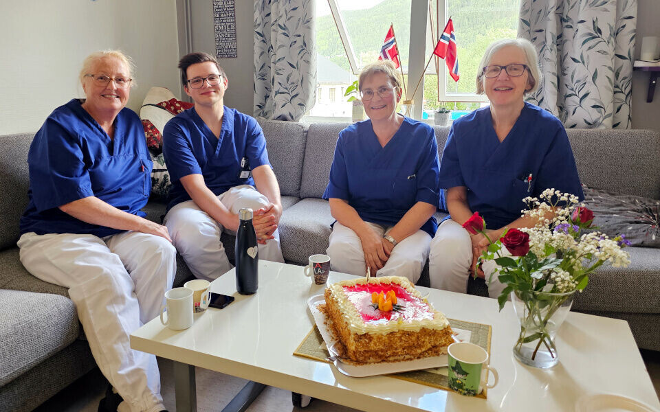 Jens Fridheim vant kryssordkonkurransen i nr. 3 2024 og inviterte kollegene på laboratoriet på Helgelandssykehuset Mosjøen på kake. Fra venstre; Barbro, Jens, Sissel og Leidis. Foto: Privat