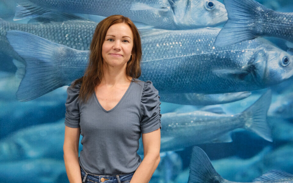 Bioingeniør Lene Westvold Johansen bidrar til å gi oppdrettsfisk bedre helse. Foto: Heidi Strand