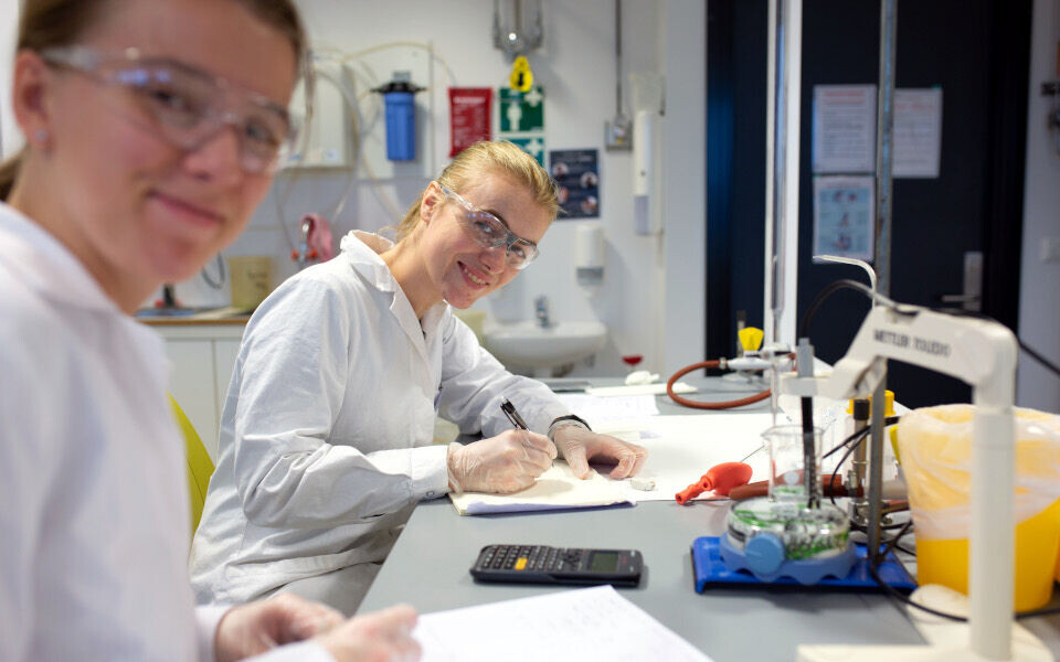 Sykehusene må gjøre en innsats for å bli attraktive arbeidsplasser for bioingeniørstudentene, mener fagstyremedlem Karen Raaen Roland. Bildet viser studenter på bioingeniørutdanningen ved Høgskulen på Vestlandet. Illustrasjonsfoto: Kristin Risa