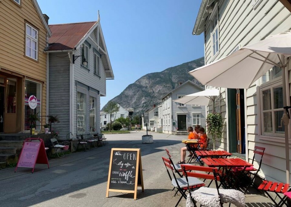 Fin gammel trehusbebyggelse i Lærdal. Foto: Kari Grøttebø