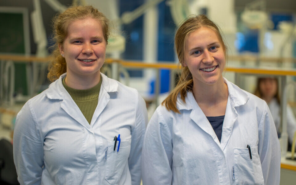 Studentene Andrine Bergin (til venstre) og Adele Torvik skal skrive bacheloroppgave med utgangspunkt i kaffestudien og bioingeniørenes bidrag som profesjon i denne typen forskning. De to studentene fikk ekstra ansvar for prosedyrer, preanalyse og utvikling av systemer for å holde styr på navn, studie-ID og prøvenummer for hver deltaker i kaffestudien. – Det var morsomt å få erfaring fra et slikt forskningsprosjekt, og vi kjente litt på ansvaret for at alt vi gjorde måtte bli riktig, sier de.
