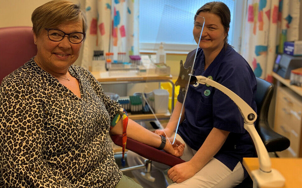 Brit Valaas Viddal (ril venstre) og bioingeniør Maria Verlo Jacobsen demonstrerer den nyutviklede skjermen. Foto: Marie Nora Roald.