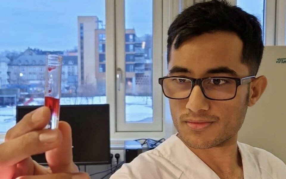 Til høsten starter Hassan Ejaz Mustafa på et masterstudium, enten i bioteknologi eller matvitenskap. Så det neste målet hans er å få en pris for beste master. Foto: Privat