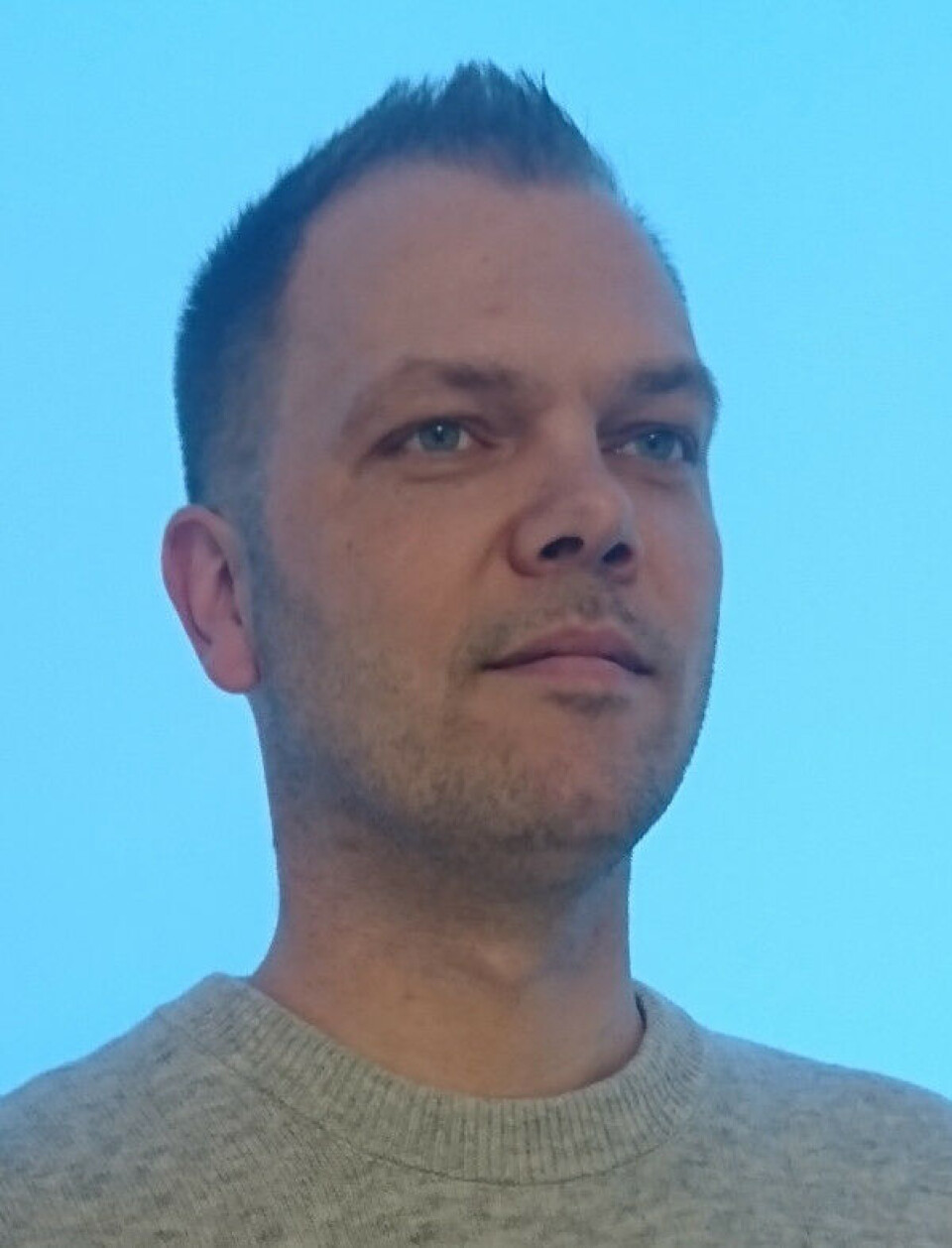 Marius Rønning har samarbeidet med Brit Valaas Viddal om den nye pleksiglasskjermen. Foto: Privat