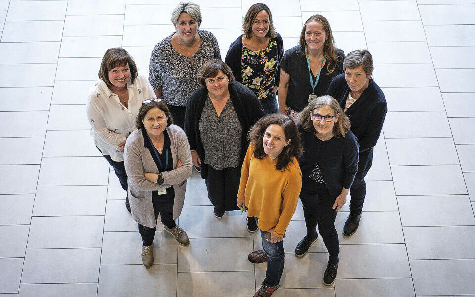 Deltakerne i EduMedLab-prosjektet. Bak (f.v.): Ragnhild Bakke (NTNU Trondheim), Vigdis Landsverk (UiA), May Tove Furuseth (OsloMet), Elisabeth Ersvær (HVL) og Anne Synnøve Røsvik (NTNU Ålesund). Foran: Turid Aarhus Braseth (HVL), Vivi Volden (OsloMet), Gry Sjøholt (HVL) og Eli Kjøbli (NTNU Trondheim). I tillegg er også Kirsti Hokland (UiT), Anne Katrine Kvissel (UiA) og Mette Lundstrøm Dahl (HiØ) med. Foto: Kristin Risa