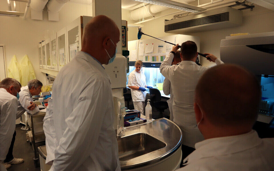 Pandemien har brakt bioingeniørene inn i rampelyset. Her er Lise Andresen i fokus da en halv million analyserte prøver ble markert i vinter. Fra venstre: Lars Eikvar (avdelingsdirektør i Helse Sør-Øst RHF), Fredrik Müller (avdelingsleder mikrobiologi ved Oslo universitetssykehus), Bjørn Guldvog (helsedirektør), reporter og fotograf fra NRK Dagsrevyen og Andreas Matussek (klinikkleder for laboratoriemedisin ved Oslo universitetssykehus). Foto: Anders Bayer / OUS