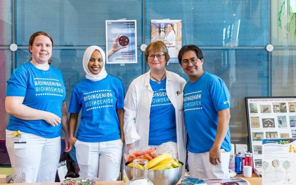 Fra fjorårets feiring av bioingeniørdagen på Bærum sykehus, Vestre Viken. Fra venstre: Kristine Pedersen, Mona Abdi, Liv Hestenes Brustad og Romel S. Aceveda. Foto: Privat