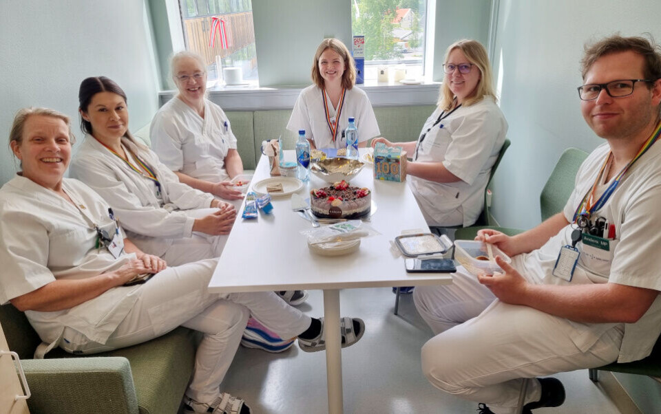 Dorthe Charlotte Johannessen hadde riktig løsning i kryssordkonkurransen i nr. 4 2024. Kakepremien ble delt med gode kolleger på blodbanken ved Akershus universitetssykehus. Foto: Privat