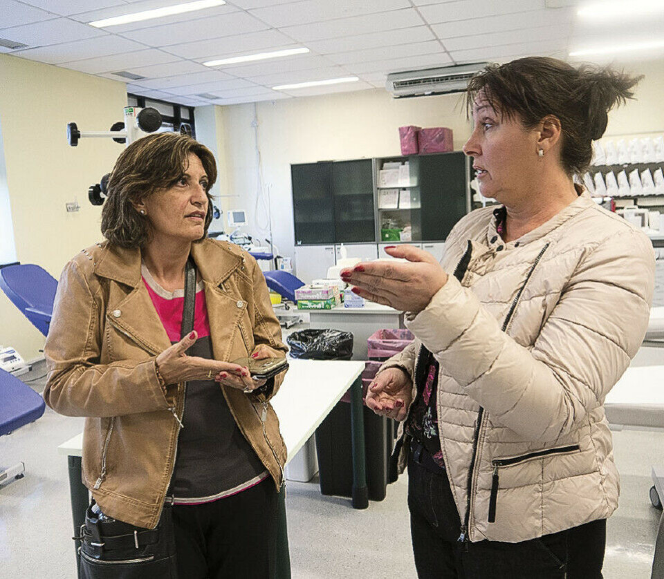 Alba Marzo og Grethe Brobakk i ivrig diskusjon på tapperommet. Foto: Grete Hansen