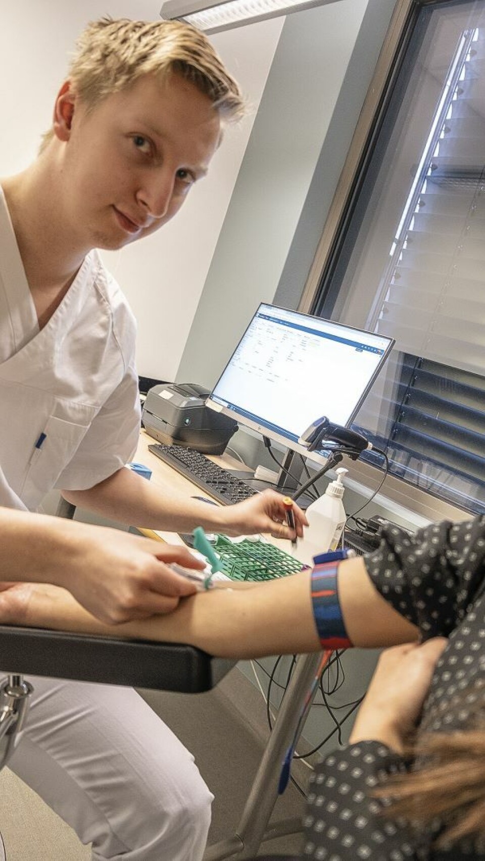 Andreårsstudent Kristian Bergland synes det er fint at han får mulighet til å stikke på andre enn medstudenter og lærere. Foto: Heidi Strand.: