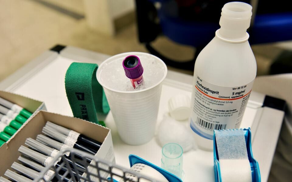 Et gentest-firma forsøker å rekruttere helsepersonell til å ta blodprøver «under radaren», som firmaet selv beskriver det i en e-post. Illustrasjonsfoto: Tomas Moss, tomas@icu.no