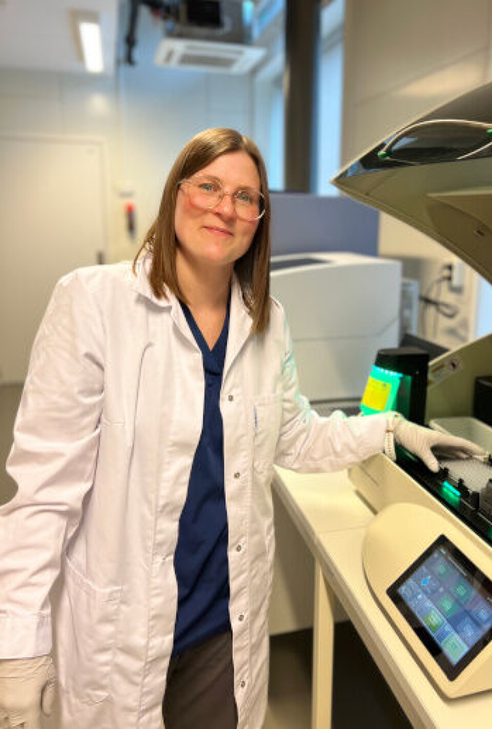 Hege Brandsegg utvikler nye metoder for å DNA-analysere alt fra ørsmå parasitter til store rovdyr. Foto: Camilla Næss